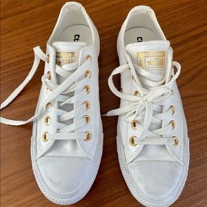 MOVING SALE! 🏷 White Low Rise Converse Sneakers Sz 7 EUC